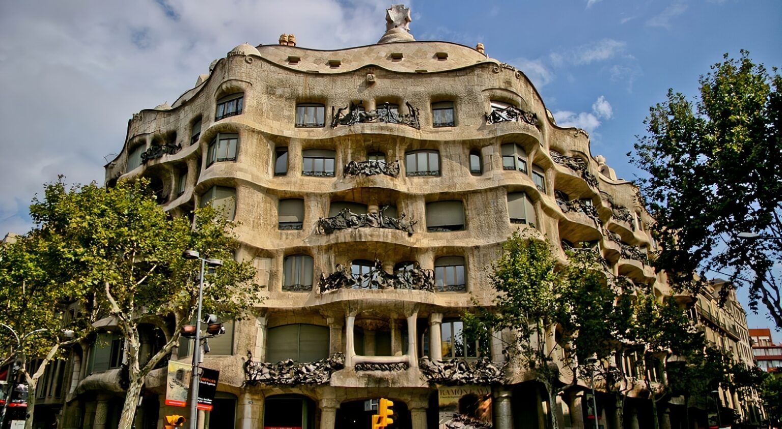 Visiter la Casa Milà à Barcelone aussi surnommée La Pedrera