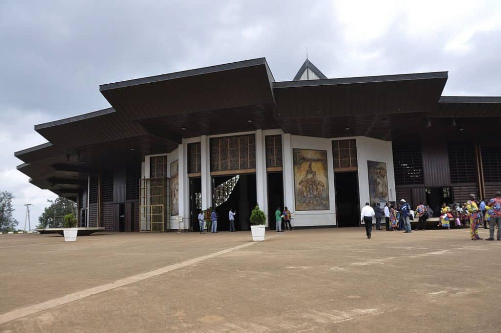 visiter Yaoundé : la Basilique Marie-Reine-des-Apôtres de Mvolyé