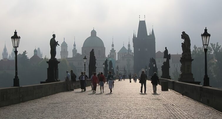 Budget de voyage en République tchèque avec des billets d'avion et des euros