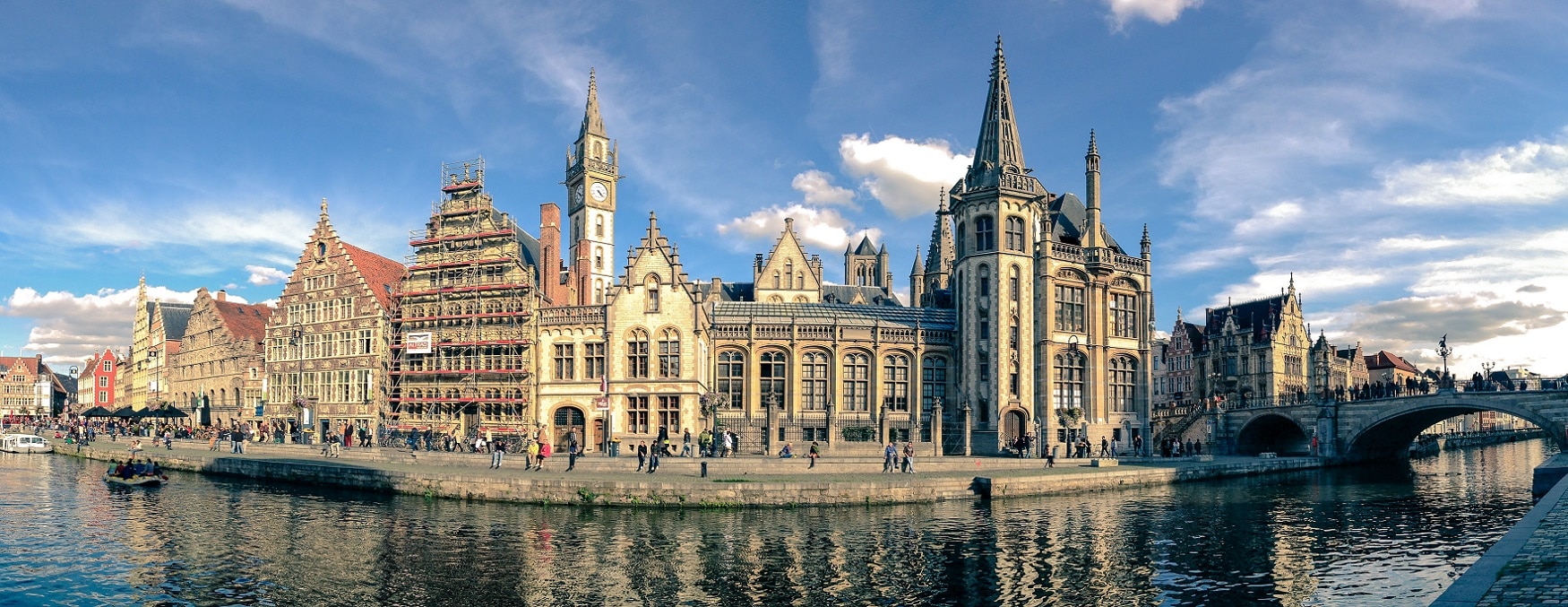 paysage urbain en Belgique avec architecture traditionnelle
