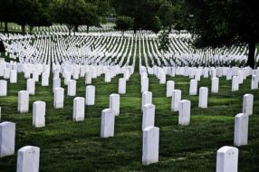 Vue du cimetière national d'Arlington avec des rangées de pierres tombales blanches alignées