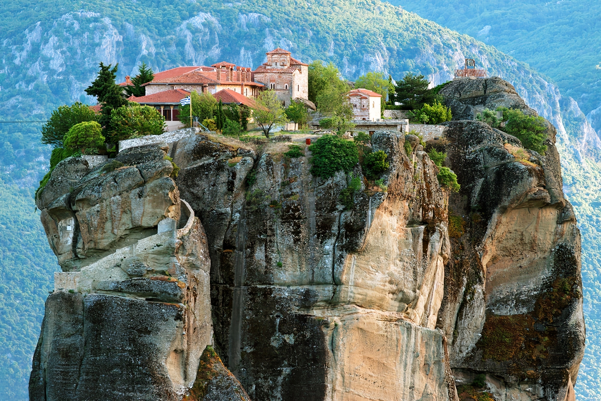 Visiter les Monastères des Météores en Grèce : guide complet
