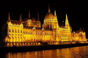 Parlement Hongrois la nuit à Budapest