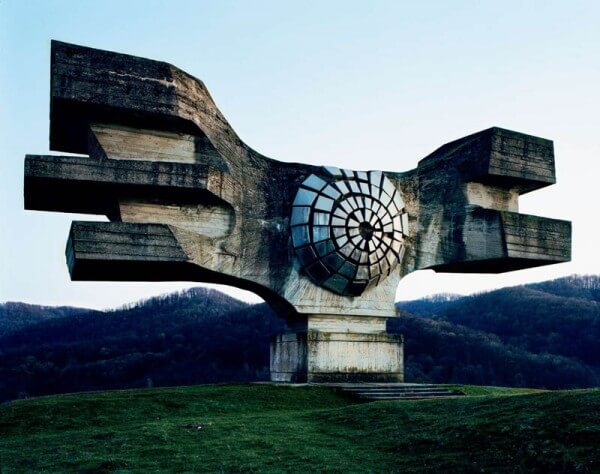 Spomenik : Les monuments oubliés de l’ex-Yougoslavie