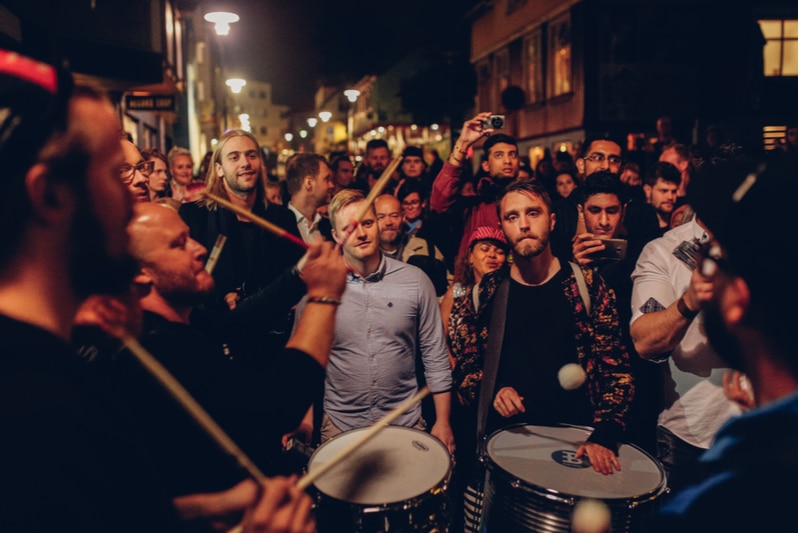 Groupe de musique dans la rue à Reykjavik