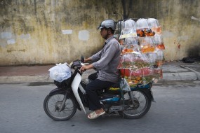 Ces scooters du Vietnam qui transportent des choses improbables