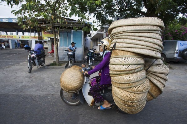 Hans Kemp Bikes of burden, motos et scooters au Vietnam