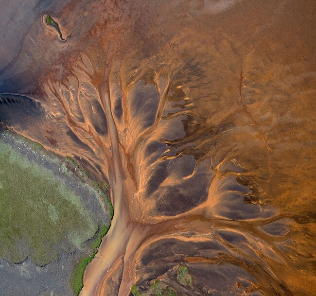 Photo aérienne d'Andre Ermolaev des rivières glaciaires en Islande