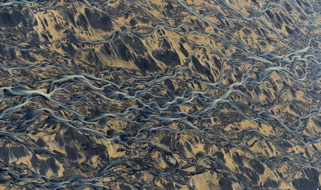 Photo aérienne d'Andre Ermolaev des rivières glaciaires en Islande