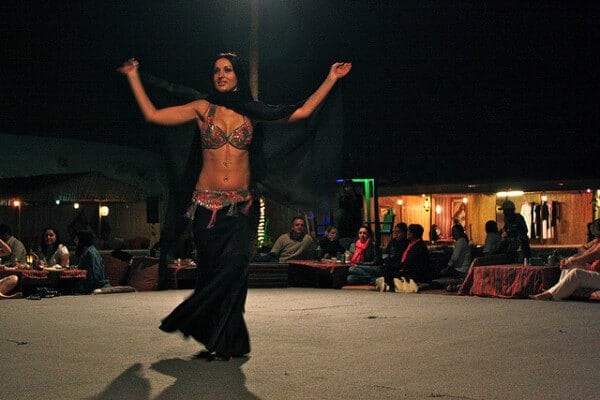 Barbecue safari désert Dubaï, danse du ventre