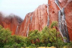 Le spectacle rare des cascades sur Uluru lorsqu’il pleut