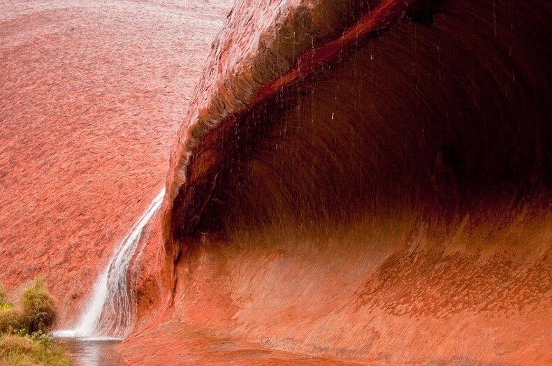 Cascades d'eau, chutes de pluie, Uluru Ayers Rock Australie