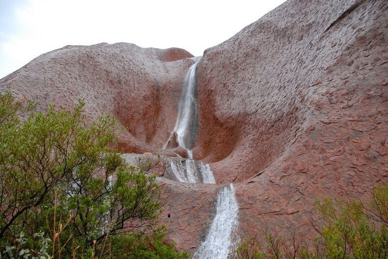 Cascades d'eau, chutes de pluie, Uluru Ayers Rock Australie