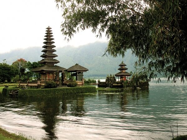 Tempio di Ulun Danu sulle rive del lago Bratan, Bali