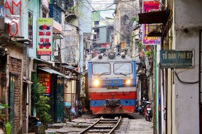 A Hanoï, un train rase les murs de ruelles étroites