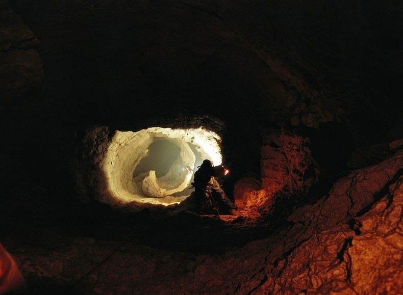 Krubera, Krubera-Voronja, grotte la plus profonde du monde, Georgie