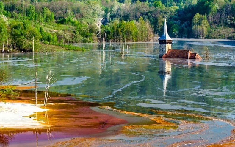 Geamana toxic lake, Romania