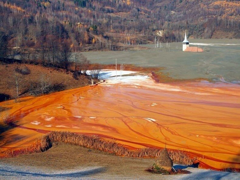 Geamana toxic lake, Romania