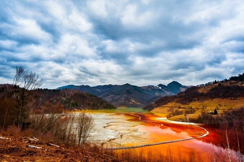 Geamana toxic lake, Romania