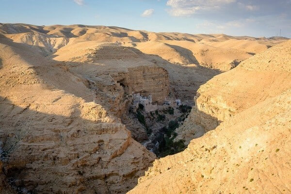 Le Monastère Saint-Georges dans la vallée Wadi Qelt