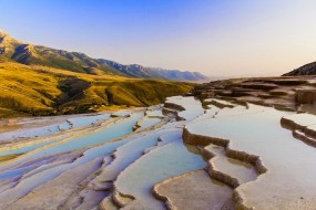 Les terrasses naturelles de Badab-e Surt en Iran