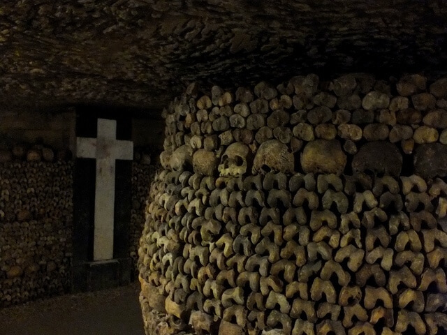Visiter les catacombes de Paris, ossuaire municipal, dans le 14ème arrondissement