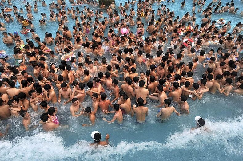 Piscines bondées en Chine, eau sale, trop de baigneurs