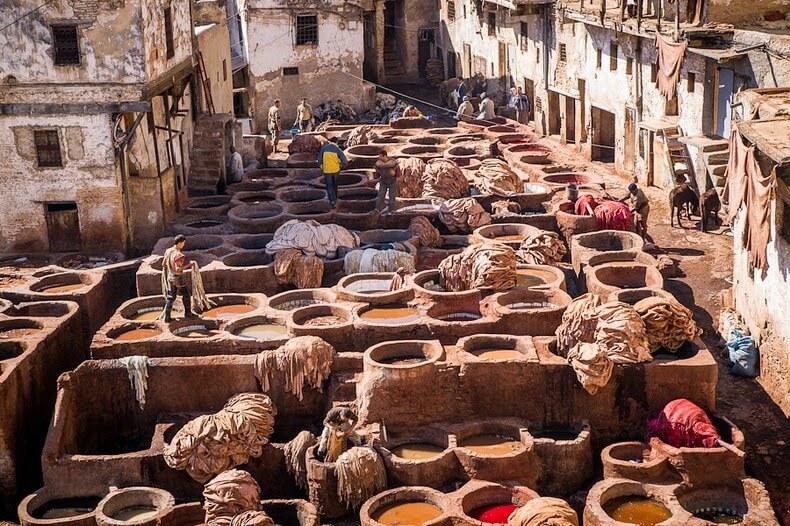 Tanneries traditionnelles dans la médina de Fès au Maroc
