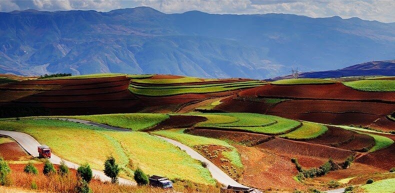 Terrasses de terres rouges et ocres de Dongchuan en chine