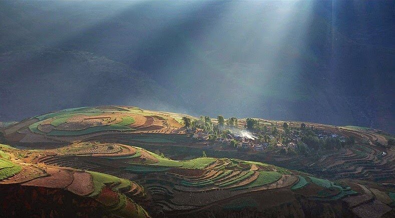 Terrasses de terres rouges et ocres de Dongchuan en chine