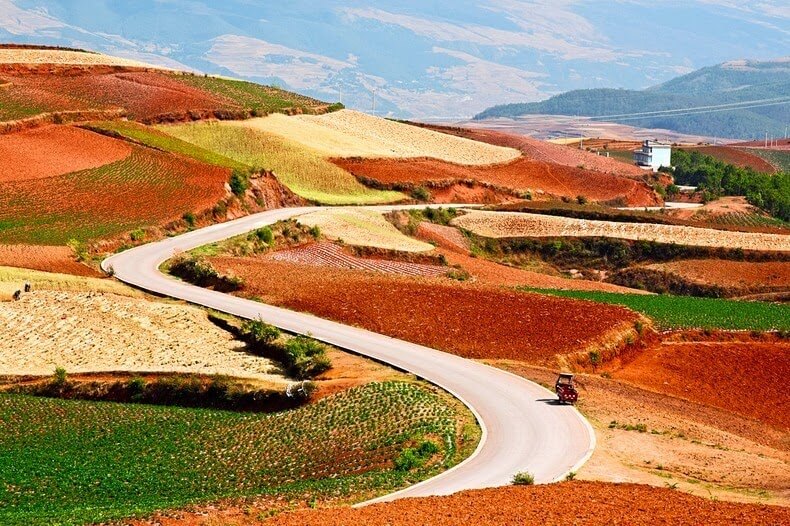 Terrasses de terres rouges et ocres de Dongchuan en chine