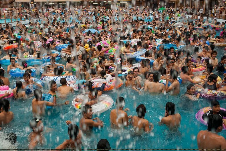 Tokyo Summerland, piscines bondées, monde