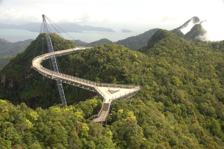 Ponts fantastiques qui sont des chefs d'oeuvre architecturaux dans le monde