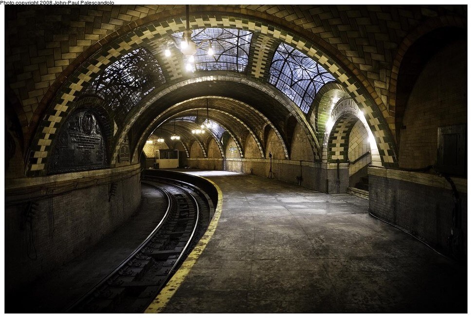 Plus belles stations de métro au monde, œuvres d'art