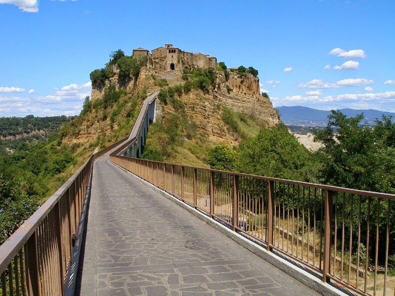 Civita di Bagnoregio, village perché et abandonné en Italie