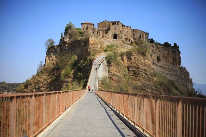 Civita di Bagnoregio, village perché et abandonné en Italie
