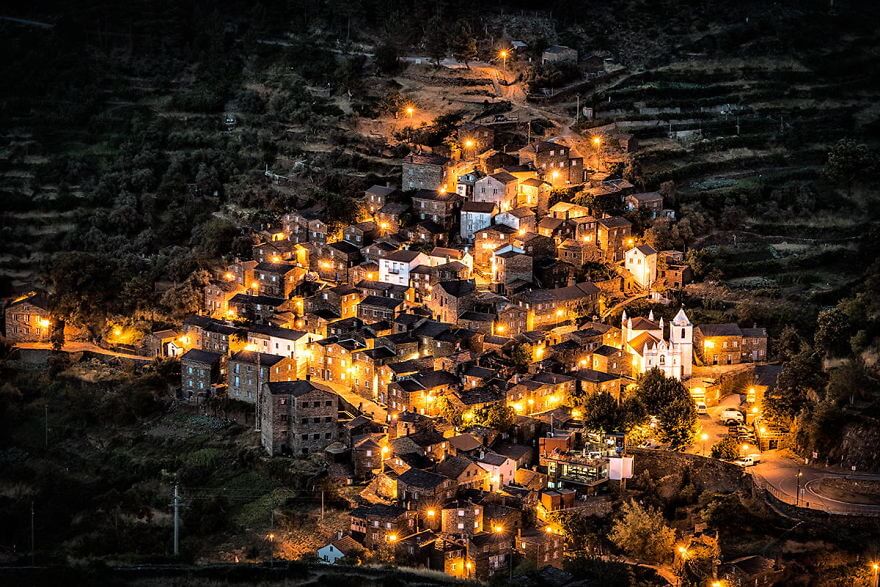 Villages et villes construits à flanc de falaise les plus spectaculaires au monde