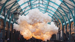 Installation artistique de ballons blancs suspendus à Covent Garden par Charles Pétillon