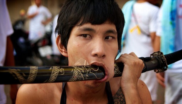 Les sanglants piercings du Festival végétarien de Phuket en Thaïlande
