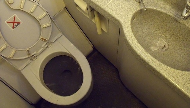 tirer la chasse dans l'avion, toilettes