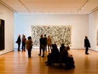 Personne devant un tableau de Jackson Pollock au Museum Modern of Art, New York