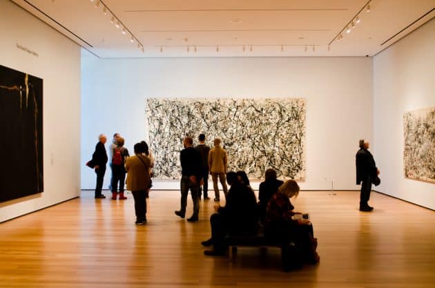 Personne devant un tableau de Jackson Pollock au Museum Modern of Art, New York
