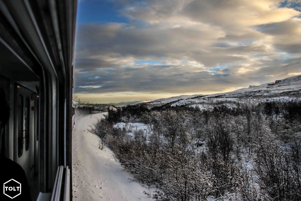Vue sur les paysages enneigés depuis le train