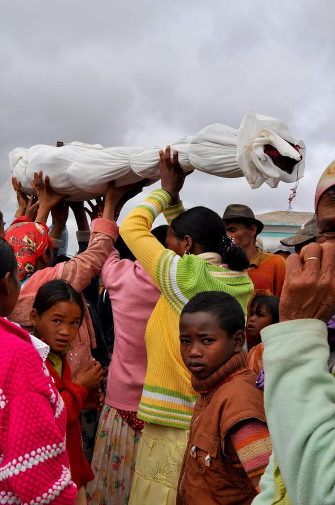 Famadihana, cérémonie de retournement des morts, Madagascar