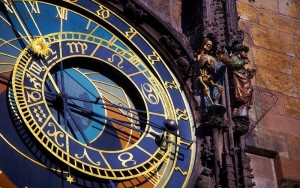Horloge astronomique de Prague affichant l'heure avec des détails artistiques
