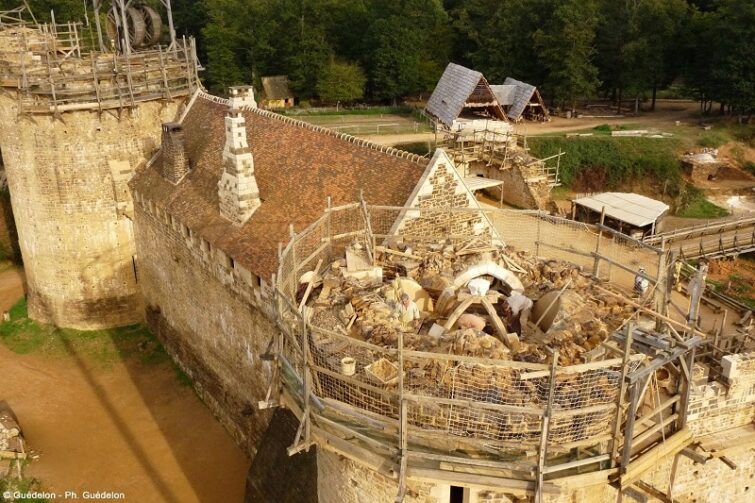 visite-du-ch-teau-m-di-val-de-gu-delon-en-construction-depuis-20-ans
