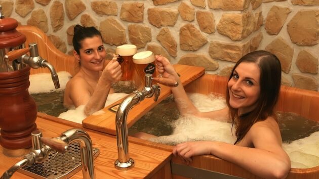 Et si vous preniez un bain de bière à Prague au Beer Spa ?