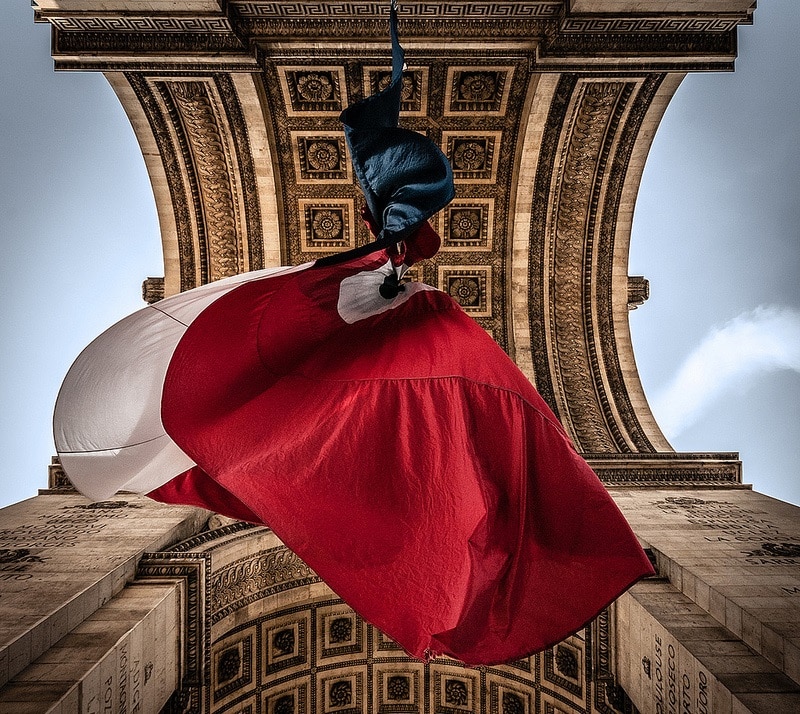 Drapeau sous l'Arc de Triomphe
