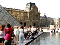 File d'attente devant le musée du Louvre