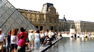 File d'attente devant le musée du Louvre